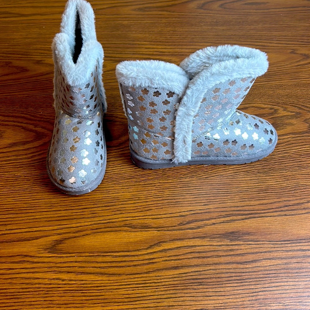 NWT are kids boots silver with faux fur by Olivia Miller girl size 5